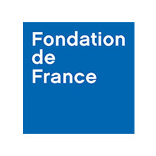 Logo Fondation de France – Dans un carré tout bleu, Fondation de France est écrit sur trois lignes en lettre d’imprimerie blanche.