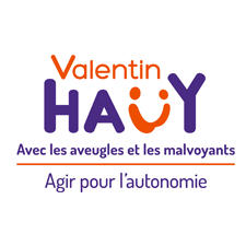 Logo Valentin Haüy – De haut en bas, sur quatre lignes : « Valentin » en orange. « Haüy », H, A, Ü, Y, en lettres capitales violettes. Le U tréma est orange et forme un petit smiley. « Avec les aveugles et les malvoyants » en violet souligné orange. « Agir pour l’autonomie » en violet.