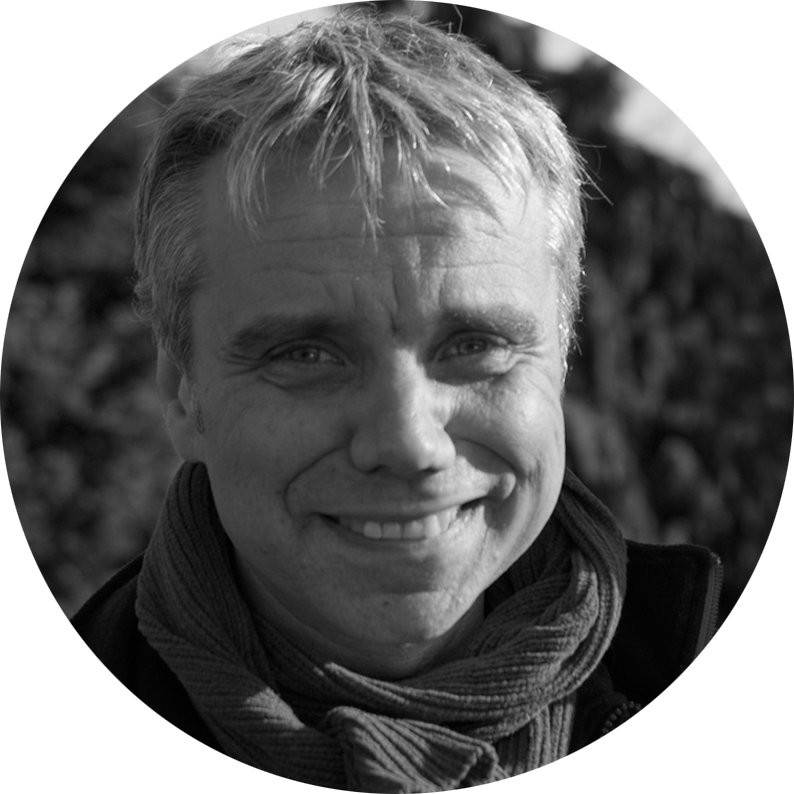 Jean-Cristophe LEFORESTIER - Audiodescripteur, chef-opérateur et réalisateur - artisans de l’accessibilité sur des missions ponctuelles. Jean-Christophe Leforestier a des cheveux court, gris, méchés de blanc. Une frange lui couvre le front. Un large sourire illumine son visage.