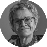 Valérie Adam, sous-titreuse pour sourds et malentendants. Artisan de l’accessibilité sur des missions ponctuelles. Valérie Adam st une souriante quinquagénaire aux cheveux courts et aux yeux noirs pétillants.