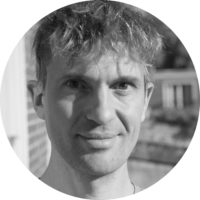 Yann CANTAIS - Chargé de communication sur le projet « 100 films patrimoniaux 100% accessibles » - artisan de l’accessibilité sur des missions ponctuelles. Regard décidé, fin sourire, Yann Cantais a une petite quarantaine d’années, les cheveux ras sur les côtés.